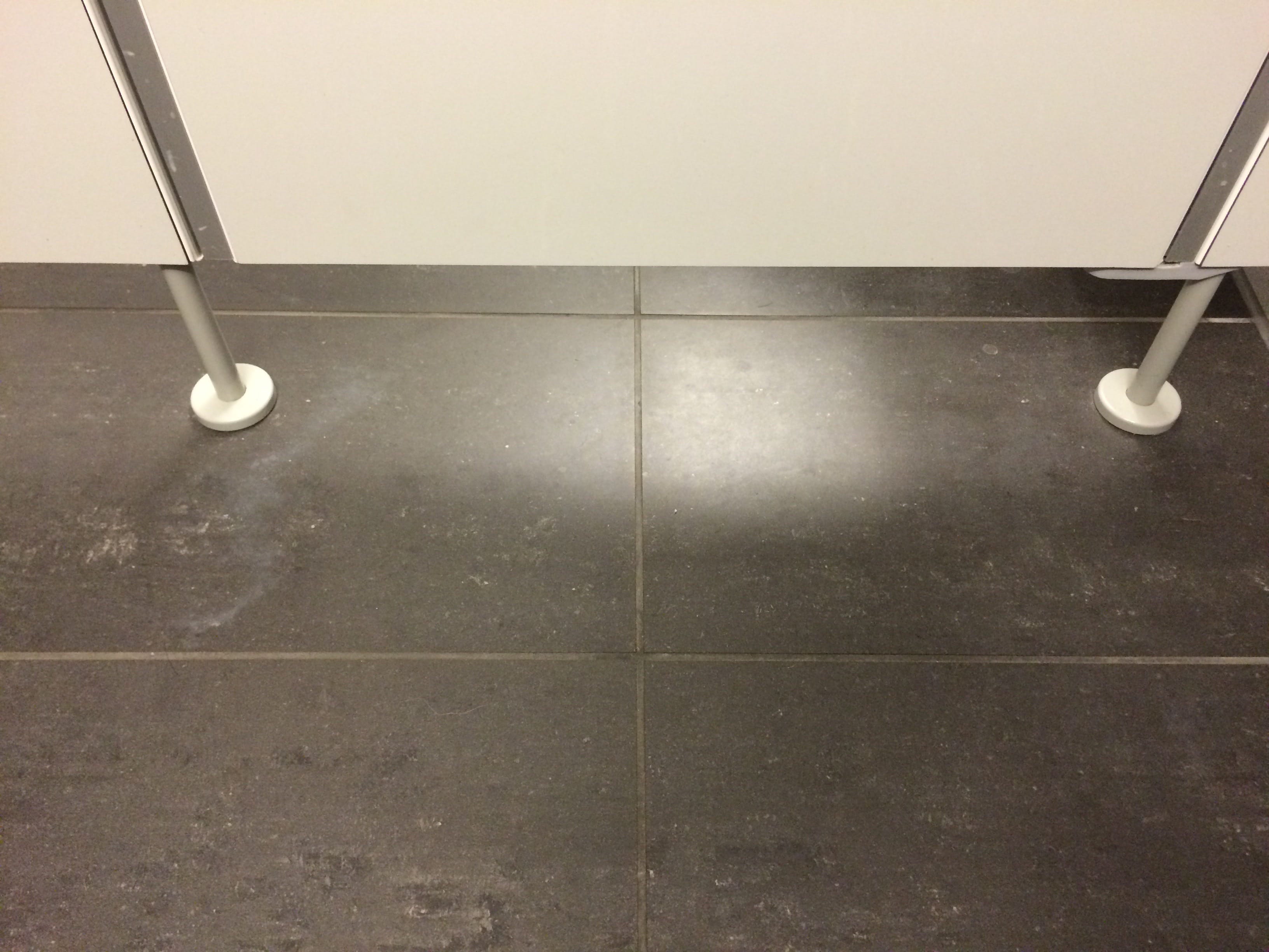 Toilettentüren Nr. 2: Eine Autobahnraststätte irgendwo zwischen Düsseldorf und dem Bodensee / Deutschland (2014)