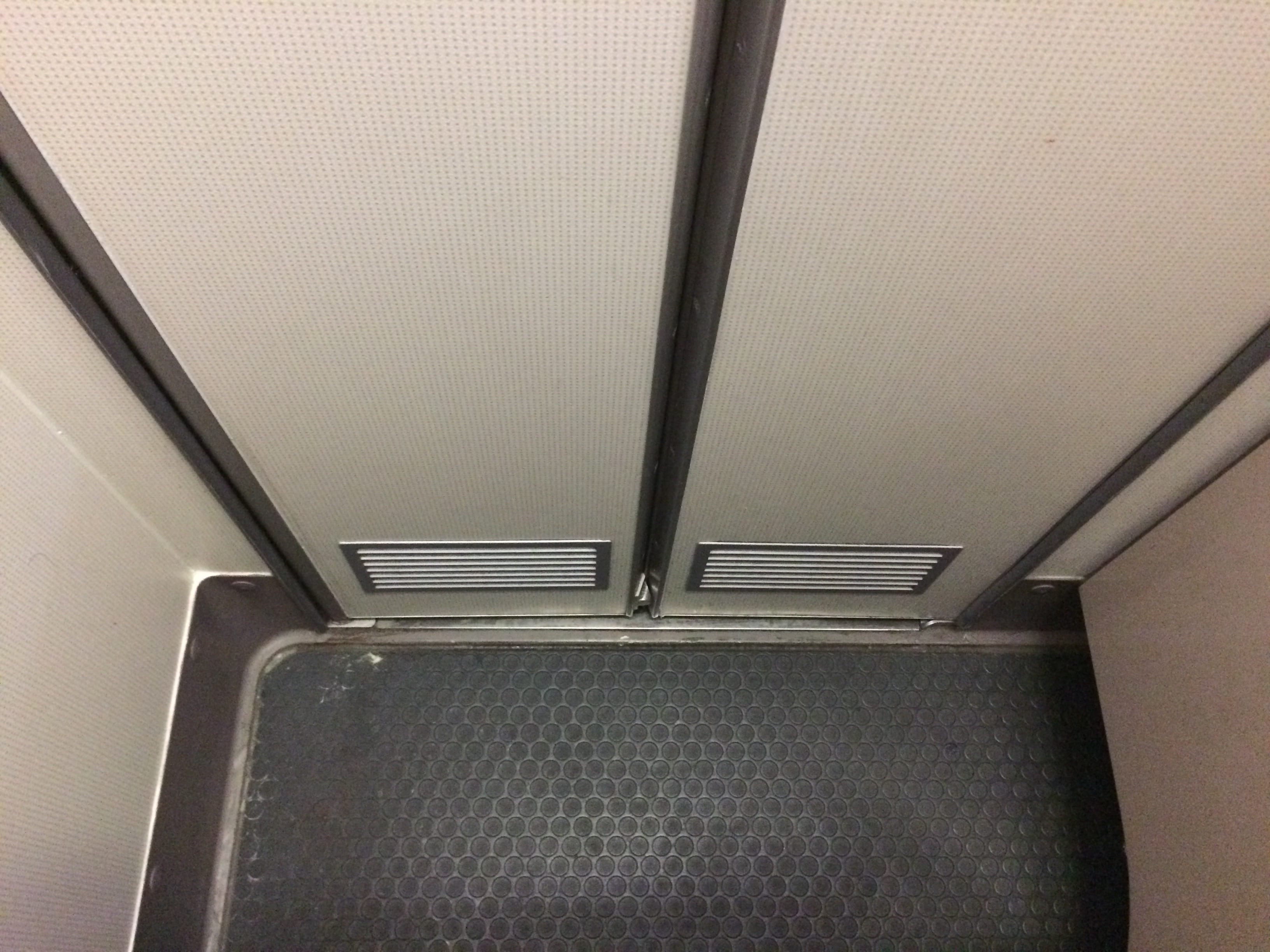 Toilettentüren Nr. 13: Bordtoilette einer Boeing 747-400 / Deutschland (2015)