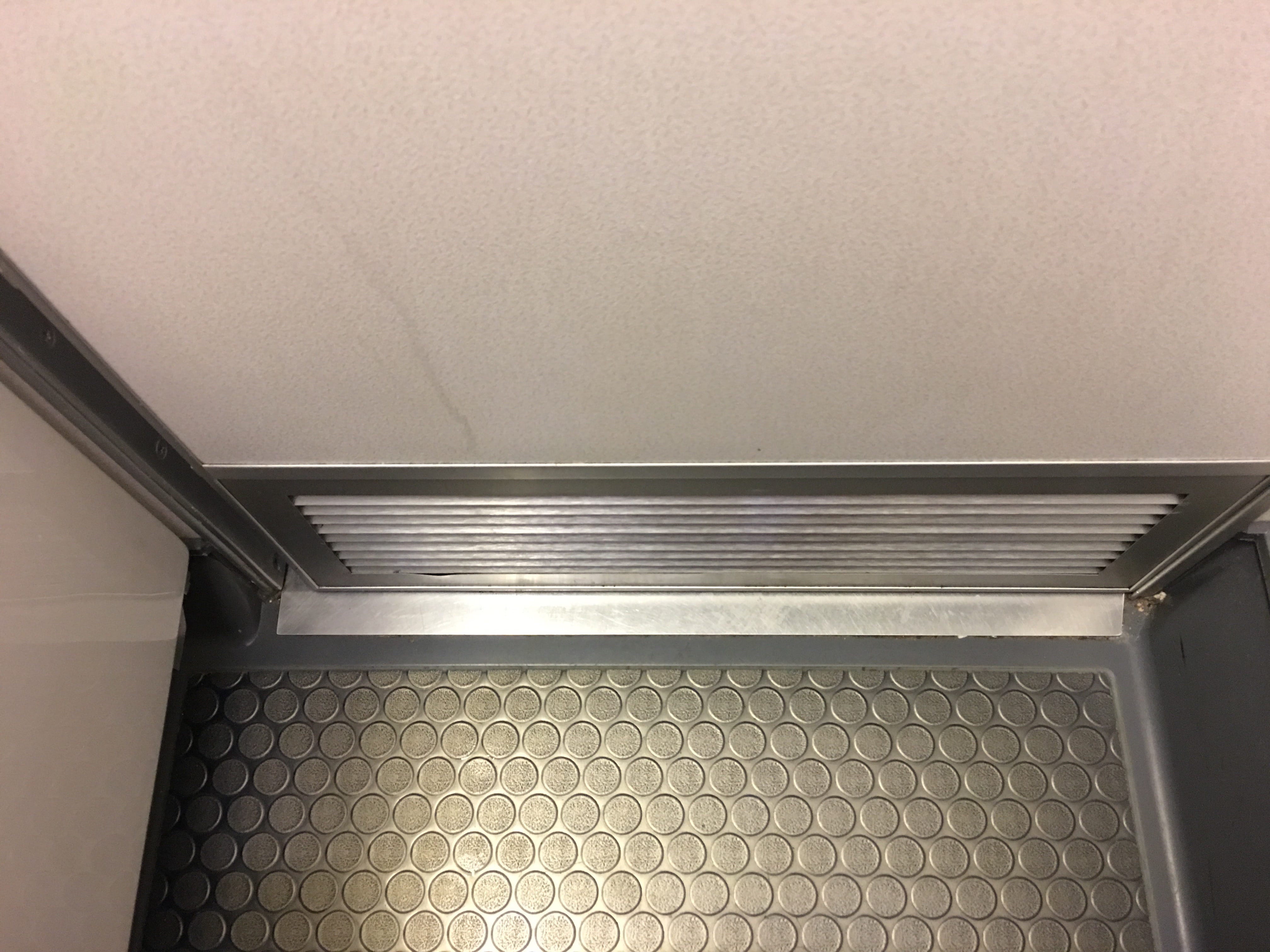 Toilettentüren Nr. 29: Toiletten an Board einer Boeing 737 / Deutschland (2016)