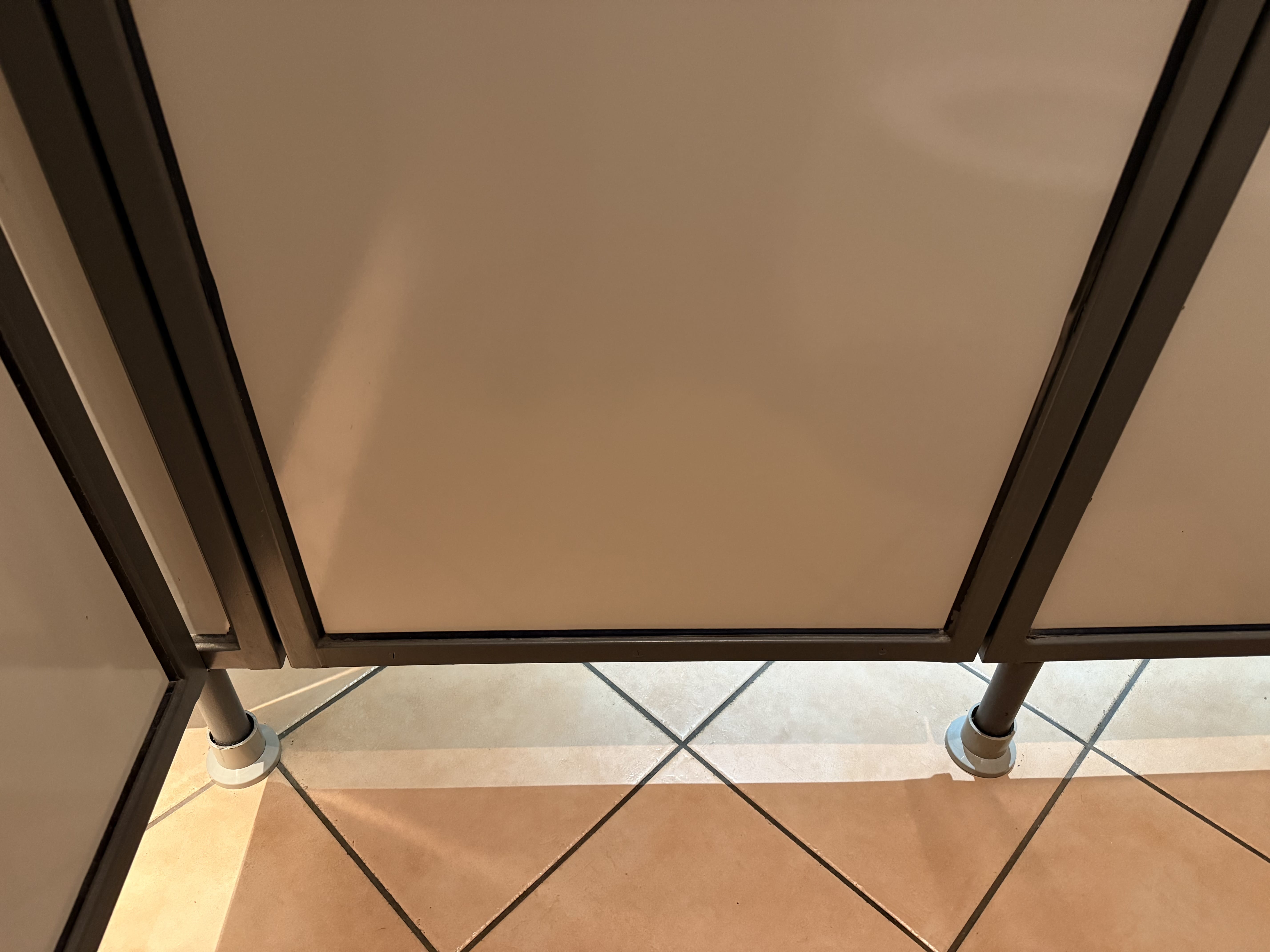 Toilettentüren Nr. 239: Hotel „Weinhaus Fuhrmann“, Ellenz-Poltersdorf / Deutschland (2025)