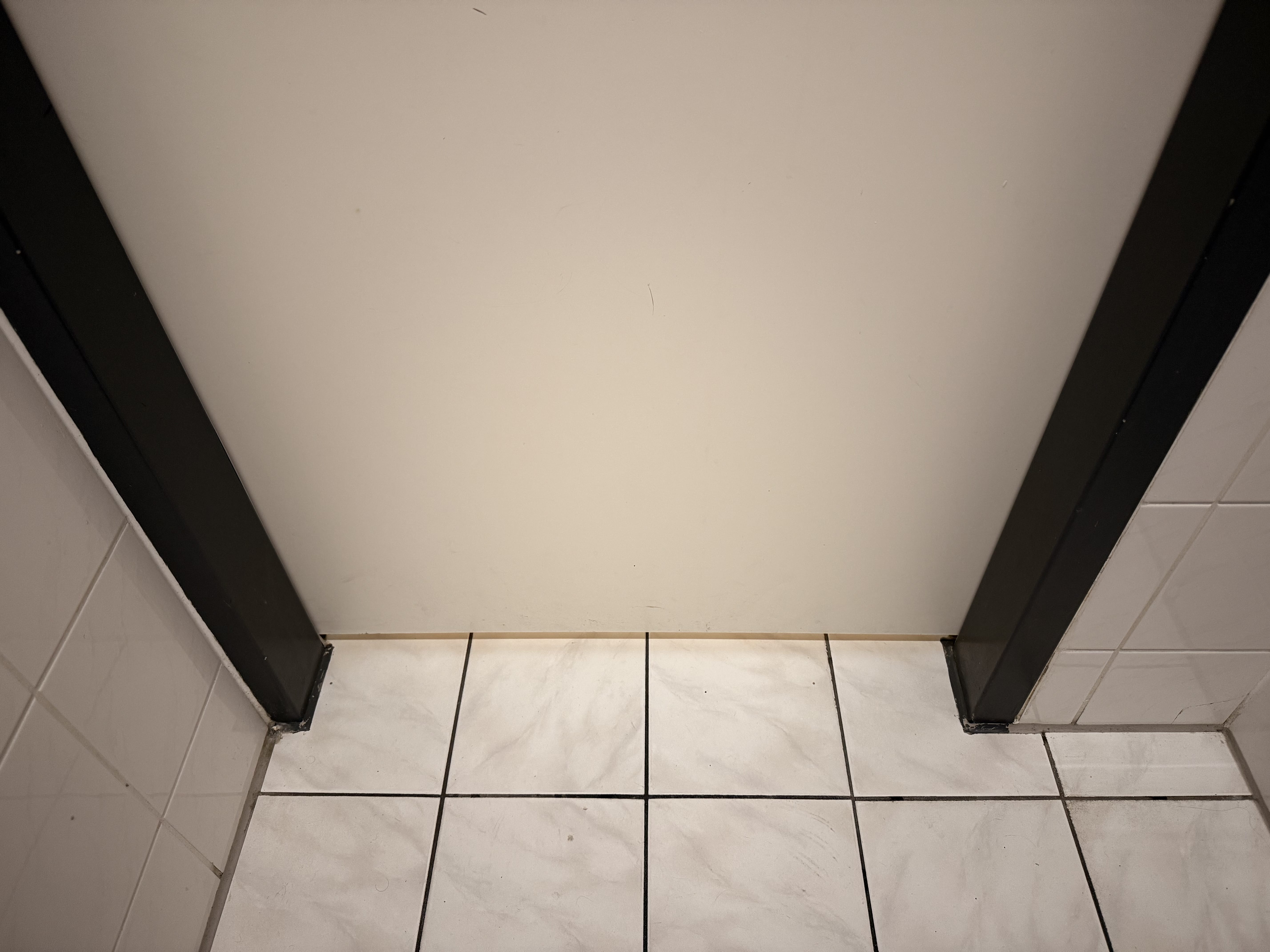 Toilettentüren Nr. 243: Möbelgeschäft „Home24 Outlet“, Köln / Deutschland (2025)