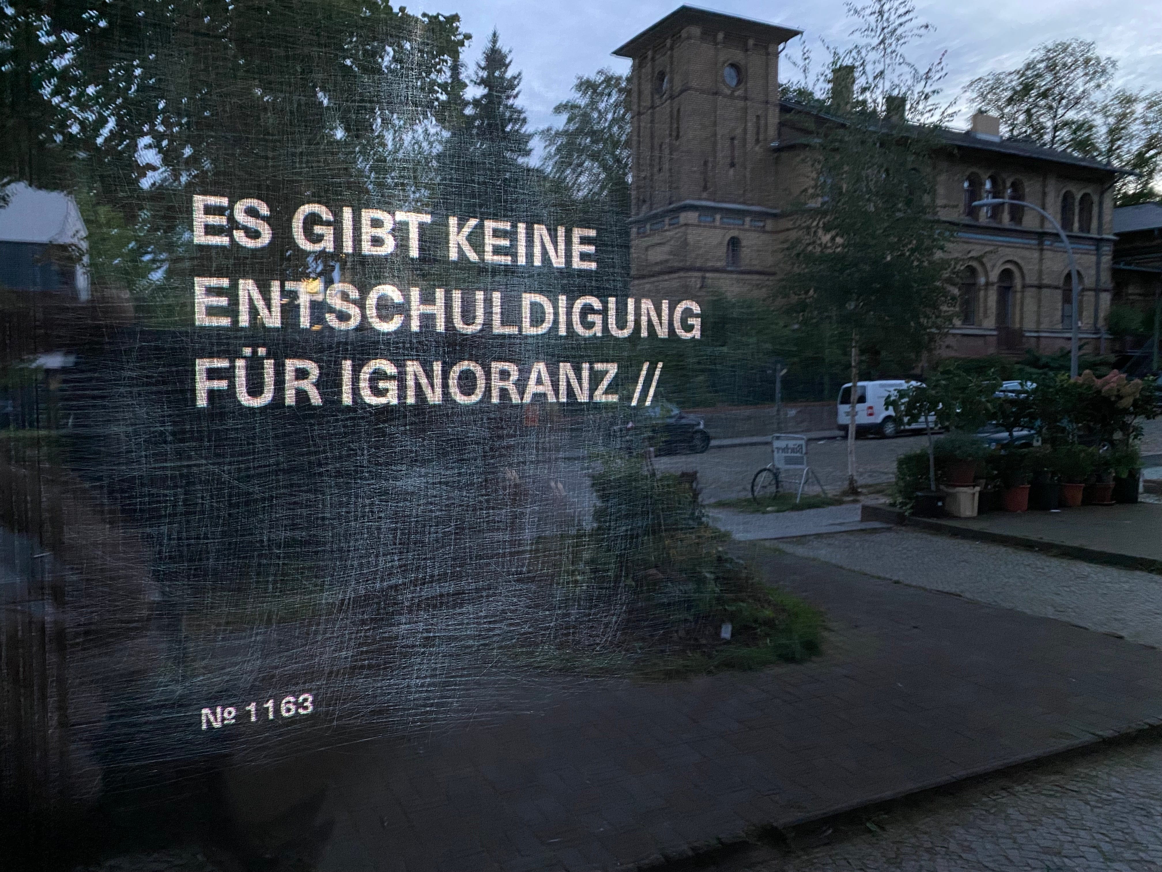 ÜBERSCHRIFTEN in der Berlin Black Box (2023): ES GIBT KEINE ENTSCHULDIGUNG FÜR IGNORANZ // (Foto: Manuel Schroeder)