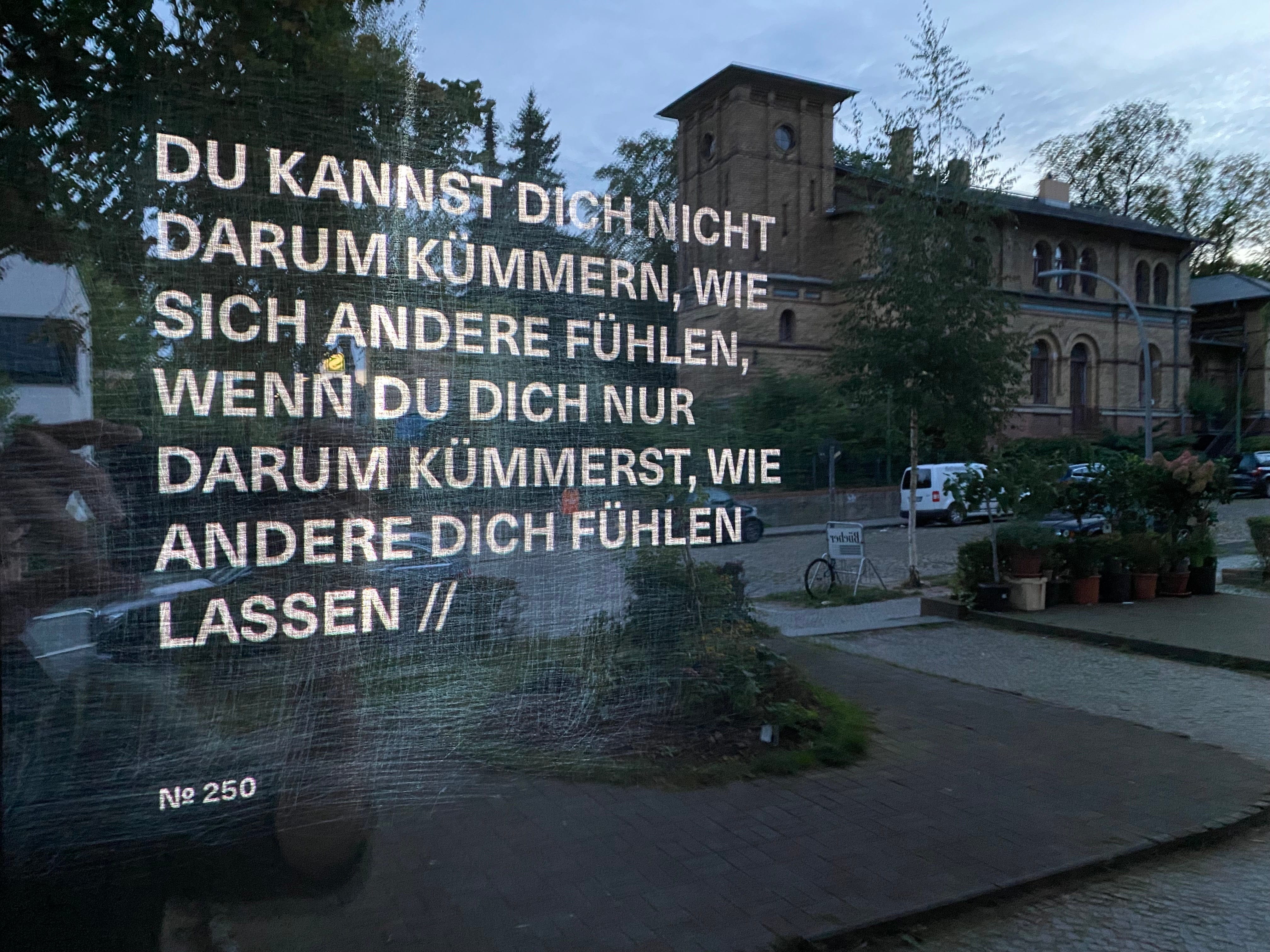 ÜBERSCHRIFTEN in der Berlin Black Box (2023): DU KANNST DICH NICHT DARUM KÜMMERN, WIE SICH ANDERE FÜHLEN, WENN DU DICH NUR DARUM KÜMMERST, WIE ANDERE DICH FÜHLEN LASSEN // (Foto: Manuel Schroeder)
