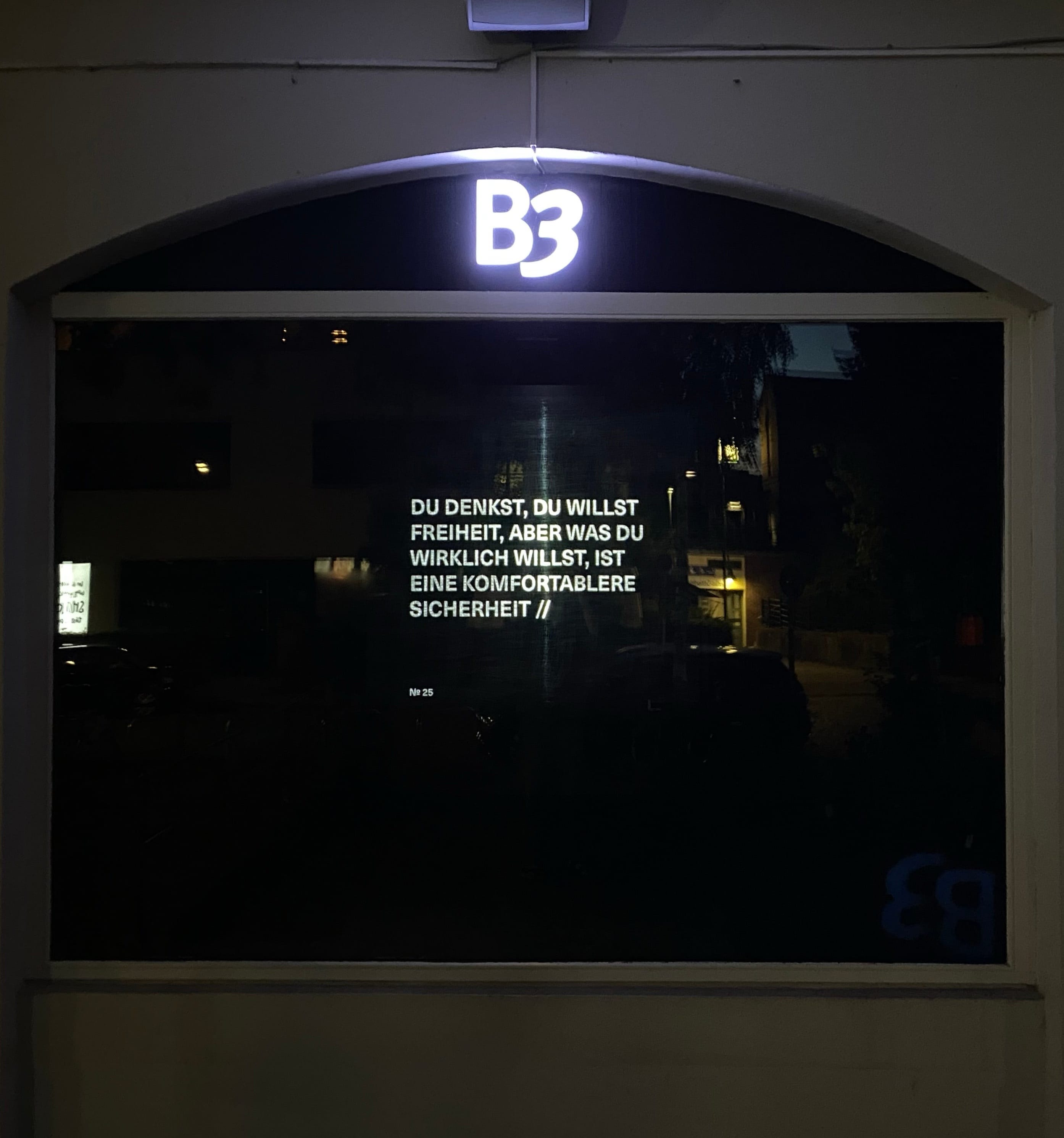 ÜBERSCHRIFTEN in der Berlin Black Box (2023): DU DENKST, DU WILLST FREIHEIT, ABER WAS DU WIRKLICH WILLST, IST EINE KOMFORTABLERE SICHERHEIT // (Foto: Manuel Schroeder)